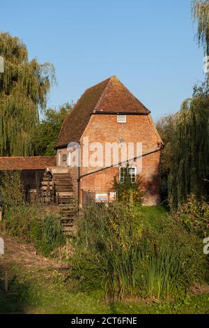 Malerische Mühle aus dem frühen 19. Jahrhundert, gelegen in herrlicher Umgebung am Ufer des Flusses Mole in Cobham, Surrey. Stockfoto