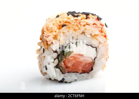Japanische Maki Sushi-Rollen mit Lachs, Sesam, isoliert auf weißem Hintergrund. Seitenansicht, Nahaufnahme, selektiver Fokus. Stockfoto