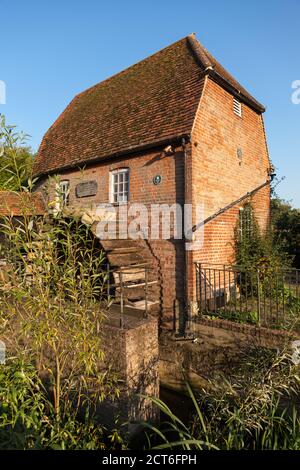 Malerische Mühle aus dem frühen 19. Jahrhundert, gelegen in herrlicher Umgebung am Ufer des Flusses Mole in Cobham, Surrey. Stockfoto