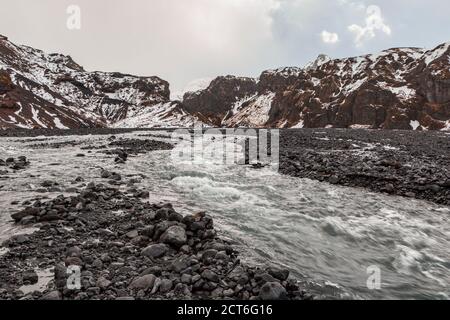 Fluss im Thórsmörk Tal an einem bewölkten Tag in Island Stockfoto