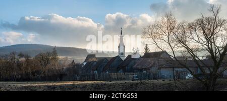 Dorf und Landschaft in der Nähe von Viscri, UNESCO-Weltkulturerbe, Siebenbürgen, Rumänien Stockfoto