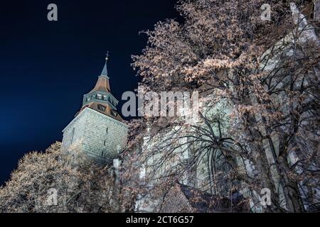 Schwarze lutherische Kirche in Brasov bei Nacht, Brasov County, Rumänien Stockfoto