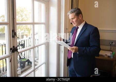 Der Labour-Vorsitzende Sir Keir Starmer bereitet seine Konferenzrede in seinem Büro im Londoner Parlament vor, bevor die Rede auf der Labour Party-Website an die Mitglieder übertragen wird, die die jährliche Konferenz ersetzen, und zwar von der Danum Gallery, Library and Museum in Doncaster am Dienstag. Stockfoto