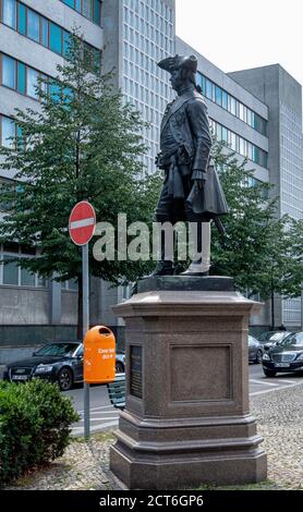Berlin, Mitte, Zietenplatz.Statue von Hans Karl von Winterfeldt (1707–1757) Generalleutnant in der preußischen Armee. Bronze Skulptur Kopie von August Kiss Stockfoto