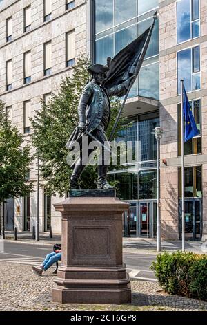 Statue von Kurt Christoph Graf von Schwerin (1684-1757), Feldmarschall General in der preußischen Armee. Bronzeskulptur am Zietenplatz in Mitte-Berlin, Stockfoto