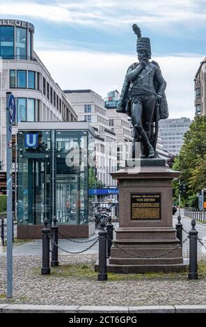 Berlin, Mitte, Mohrenstraße U-Bahnstation Eingang & Statue von Hans Joachim von Zieten. Der Bahnhof soll in Anton-Wilhelm-Amo umbenannt werden Stockfoto