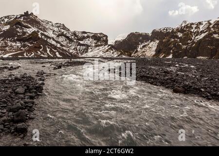 Fluss im Thórsmörk Tal an einem bewölkten Tag in Island Stockfoto