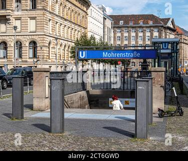 Berlin, Mitte, Mohrenstraße U-Bahnhof Eingang (Moor Street Station) wird umbenannt Anton-Wilhelm-Amo kürzlich BLM Black Lives Matter Proteste.. Stockfoto