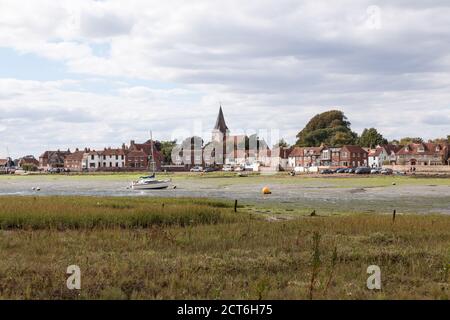 Bosham, ein Dorf in West Sussex, von der anderen Seite des Baches bei Ebbe gesehen. Stockfoto