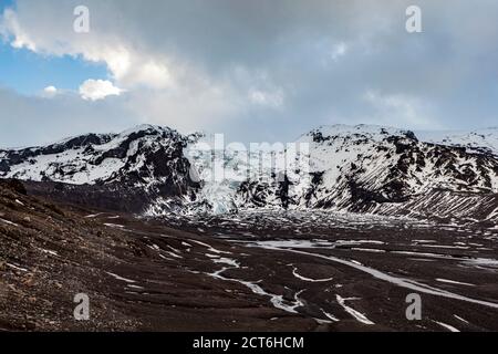 Schwarze Asche Lagune am Fuße des Gígjökul Ausgangs Gletscher Eyjafjallajokull Eiskappe Stockfoto