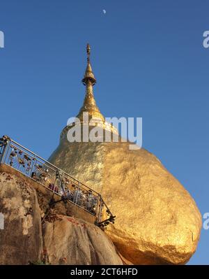 Kyaiktiyo Pagode oder Golden Rock Pagode, ein buddhistischer Wallfahrtsort in Myanmar mit Halbmond am Himmel darüber Stockfoto