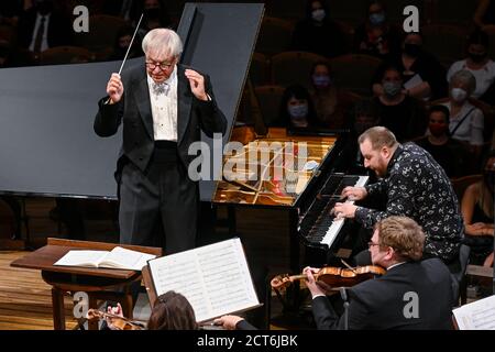 Rudolfinum, Prag. September 2020. Petr Altrichter dirigiert die Tschechische Philharmonie und der Pianist Lukas Vondracek spielt beim Abschlusskonzert des Internationalen Musikfestivals Dvorak Prag in Rudolfinum, Prag, Tschechische Republik, am 20. September 2020. Kredit: VIT Simanek/CTK Foto/Alamy Live Nachrichten Stockfoto