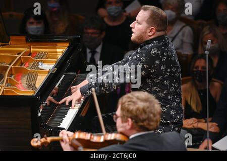 Rudolfinum, Prag. September 2020. Der Pianist Lukas Vondracek tritt mit der Tschechischen Philharmonie beim Abschlusskonzert des internationalen Musikfestivals Dvorak Prague in Rudolfinum, Prag, Tschechische Republik, am 20. September 2020 auf. Kredit: VIT Simanek/CTK Foto/Alamy Live Nachrichten Stockfoto