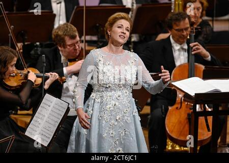 Rudolfinum, Prag. September 2020. Die Sopranistin Katerina Knezikova tritt mit der Tschechischen Philharmonie beim Abschlusskonzert des internationalen Musikfestivals Dvorak Prag in Rudolfinum, Prag, Tschechische Republik, am 20. September 2020 auf. Kredit: VIT Simanek/CTK Foto/Alamy Live Nachrichten Stockfoto