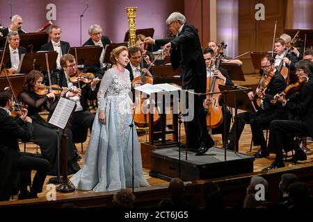 Rudolfinum, Prag. September 2020. Petr Altrichter dirigiert die Tschechische Philharmonie und Sopranistin Katerina Knezikova spielt beim Abschlusskonzert des Internationalen Musikfestivals Dvorak Prag in Rudolfinum, Prag, Tschechische Republik, am 20. September 2020. Kredit: VIT Simanek/CTK Foto/Alamy Live Nachrichten Stockfoto