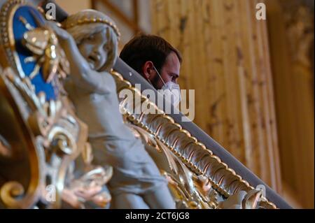 Rudolfinum, Prag. September 2020. Ein Besucher, der eine Gesichtsmaske trägt, beobachtet die Tschechische Philharmonie beim Abschlusskonzert des internationalen Musikfestivals Dvorak Prag in Rudolfinum, Prag, Tschechische Republik, 20. September 2020. Kredit: VIT Simanek/CTK Foto/Alamy Live Nachrichten Stockfoto