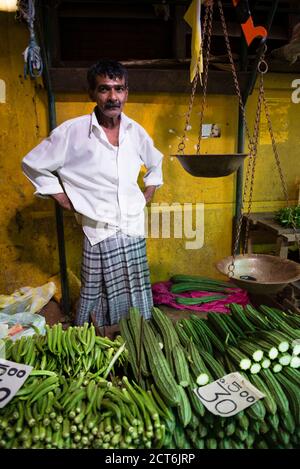 Porträt eines pflanzlichen Verkäufers an seinem Marktstand in Kandy Markt, Kandy, Highlands Central Province, Sri Lanka, Asien Stockfoto