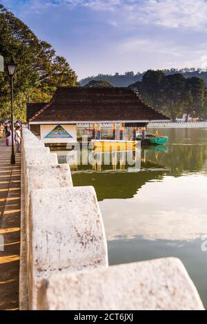 Kandy-See, Bootshaus und die Wolken Mauer (Walakulu), Kandy, Central Province, Sri Lanka, Asien Stockfoto
