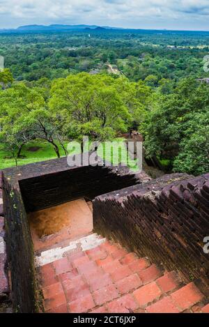 Blick von der Schritte auf dem Weg nach oben Felsenfestung Sigiriya, aka Lion Rock, Sri Lanka Stockfoto