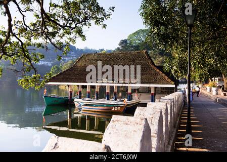 Bootshaus in Kandy Lake, Kandy, Highlands Central Province, Sri Lanka, Asien Stockfoto