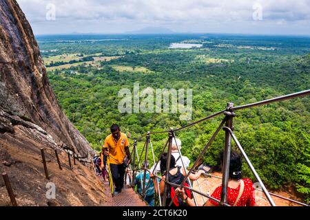 Touristen Klettern Felsenfestung Sigiriya, aka Lion Rock, SriLanka Stockfoto