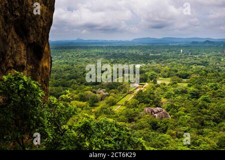 Vogelperspektive des königlichen Gartens Felsenfestung Sigiriya, aka Lion Rock, Sri Lanka Stockfoto