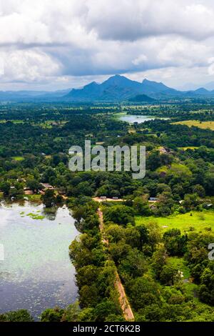 Blick auf Graben und Berge, gesehen von der Spitze der Felsenfestung Sigiriya, aka Lion Rock, Sri Lanka, Asien Stockfoto