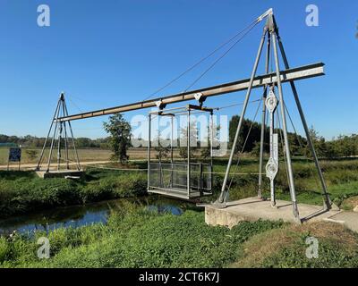 Hängebrücke auf der Niers Stockfoto