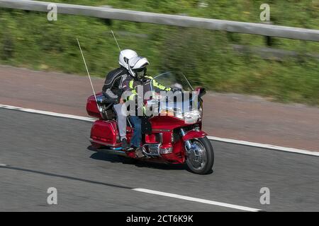 Ein Honda Goldwing mit Pillion Passagier Fahrt auf der M6 Autobahn in der Nähe von Preston in Lancashire, Großbritannien Stockfoto