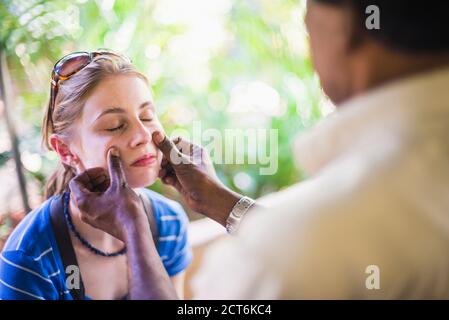 Frau mit einer Massage in der Nähe von Kandy, Zentralprovinz Sri Lanka, Asien Stockfoto