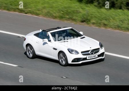 Ein 2019 Mercedes-Benz SLC 180 AMG Line White Car Roadster auf der Autobahn M6 bei Preston in Lancashire, Großbritannien Stockfoto