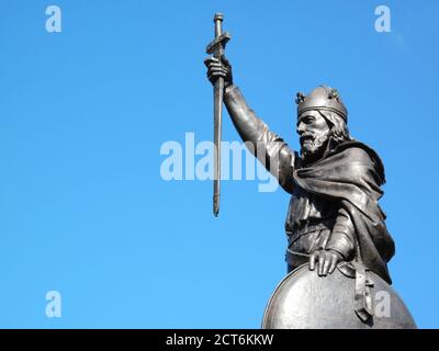 König Alfred der große Statue errichtet 1899 in Winchester Hampshire England UK mit Kopierraum, der ein beliebtes ist Reiseziel Touristen attracti Stockfoto