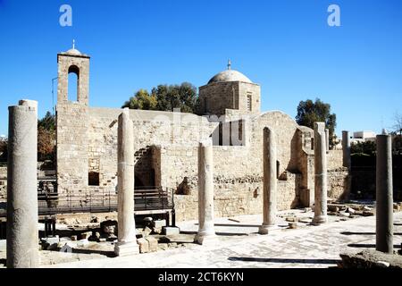 Agia Kyriaki Kirche eine Kirche aus dem 12. Jahrhundert in Paphos Zypern Mit seinen römischen Ruinen und Mosaiken, die der Ort ist Von St. Paul's Säule und eine beliebte Trave Stockfoto