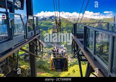 Seilbahn vom Bergdorf Wengen zum Aussichtspunkt auf der Klippe in Mannlichen, Schweiz, Berner Oberland Schweiz Stockfoto