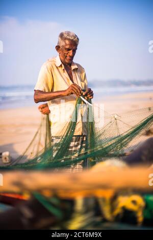 Fischer sortieren ihren Fang am Weligama Beach, Südküste von Sri Lanka, Asien Stockfoto