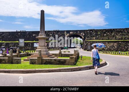 Touristen am Kriegerdenkmal am Eingang der Altstadt von Galle und Befestigungsanlagen, South Coast von Sri Lanka, Asien Stockfoto