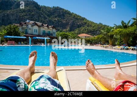 Sonnenbaden an einem Schwimmbad in einem Resort in Dalyan, Provinz Mugla, Türkei, Osteuropa Stockfoto