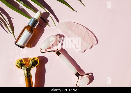 Verschiedene Werkzeuge für Gesichtsmassage und Flasche Gesichtspflege feuchtigkeitsspendende Serum. Stockfoto