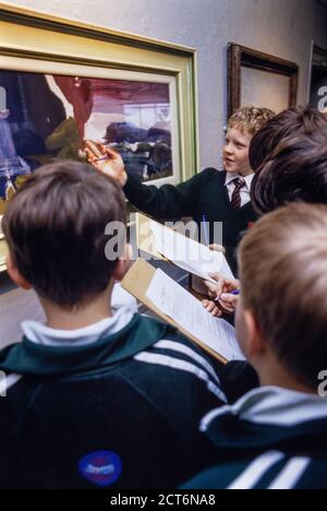 Eine Schulparty einer örtlichen Schule bei einem Bildungsbesuch in der Towner Art Gallery and Museum in Eastbourne, East Sussex. 21. Januar 1994. Foto: Neil Turner Stockfoto