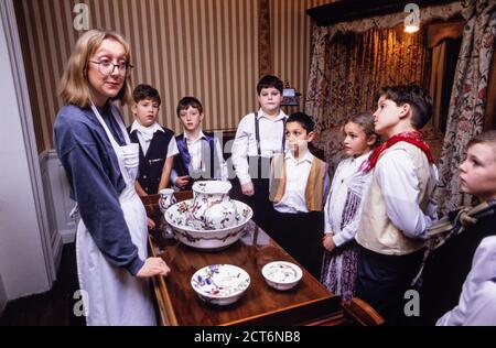 Kinder bei einem Schulbesuch im Preston Manor in Brighton, East Sussex, wo sie in Kostümen aus einer Zeit der Geschichte des Hauses gekleidet waren und gezeigt wurden, wie es sein könnte, im Haus zu leben und zu arbeiten. 24. Januar 1994. Foto: Neil Turner Stockfoto