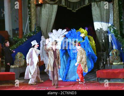 Orenburg, Russland - 12. Oktober 2019 Jahr: Clowns treten in der Zirkusarena auf Stockfoto