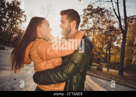 Profil Seite Foto von leidenschaftlichen Paar Seelenverwandten Kerl Umarmung Mädchen Kuscheln im september gelb Herbst Park tragen Mäntel Stockfoto