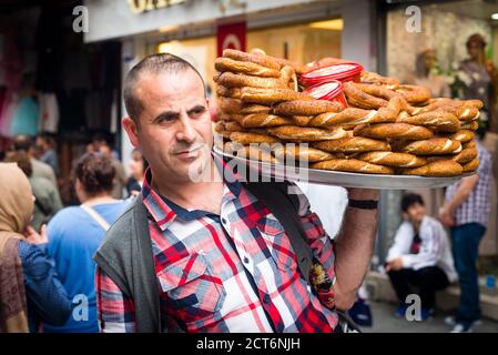 SIMIT (traditionelle türkische Sesambretzel) zum Verkauf auf dem Grand Bazaar Markt, Istanbul, Türkei, Osteuropa Stockfoto