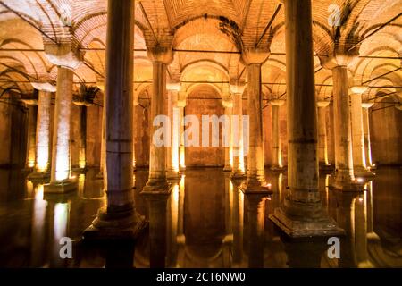 Basilika Zisterne (auch bekannt als Yerebatan Sarayı, versunkener Palast), Istanbul, Türkei, Osteuropa Stockfoto