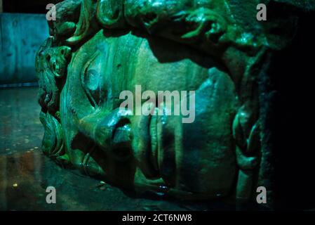 Medusa Head Pillar, Basilica Cistern (alias Yerebatan Sarayı, Sunken Palace), Istanbul, Türkei, Osteuropa Stockfoto