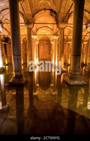 Basilika Zisterne (auch bekannt als Yerebatan Sarayı, versunkener Palast), Istanbul, Türkei, Osteuropa Stockfoto