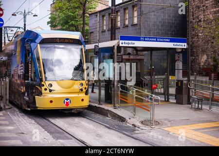 Eine Straßenbahn am Bahnhof Gulhane an der U-Bahn-Linie T1, öffentliche Verkehrsmittel in Istanbul, Türkei, Osteuropa Stockfoto