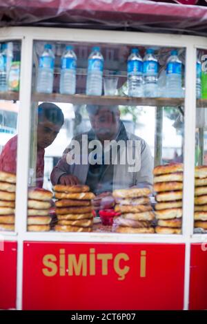 Straßenstand mit Simit (ein Brezel-Snack mit Sesamsamen), Istanbul, Türkei, Osteuropa Stockfoto