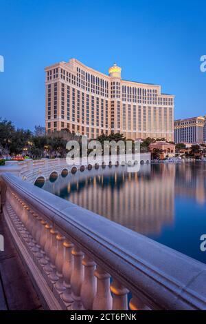 Das Bellagio Hotel und Caesars Palace Casinos in der frühen Morgendämmerung, Las Vegas, Nevada, USA Stockfoto