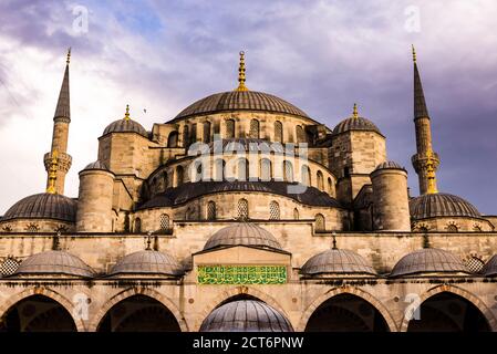 Kuppeln der Blauen Moschee (Sultan Ahmed Moschee oder Sultan Ahmet Camii), Istanbul, Türkei, Osteuropa Stockfoto